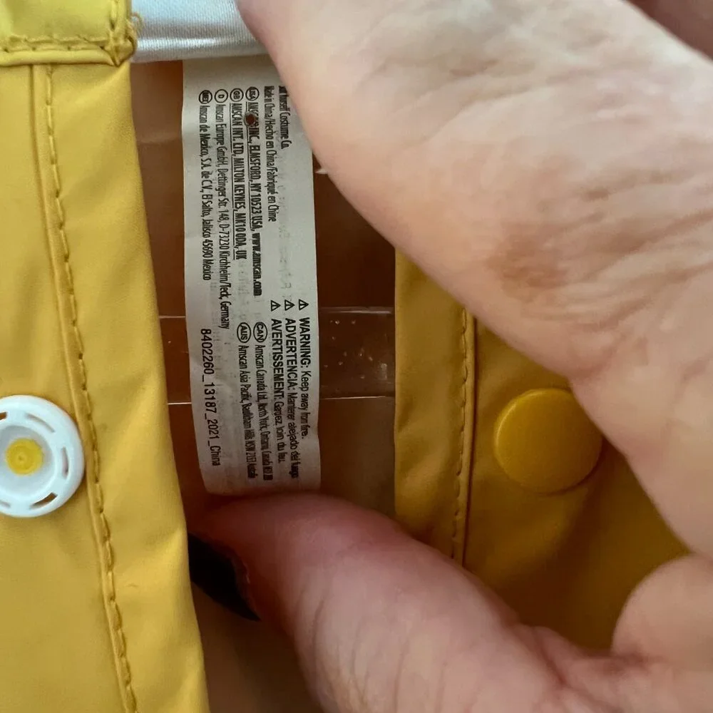 IT yellow raincoat snap closure hood pockets two on front - Picture 8 of 8